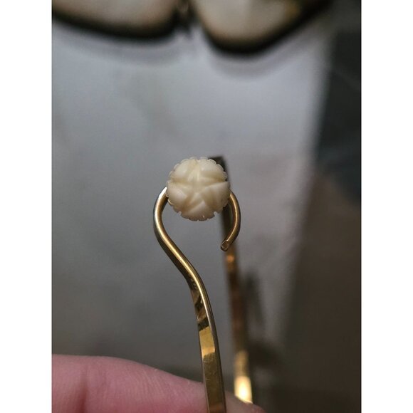 Vintage Avon Carved Ivory-Like Floral Bead Bracelet - Picture 2 of 6